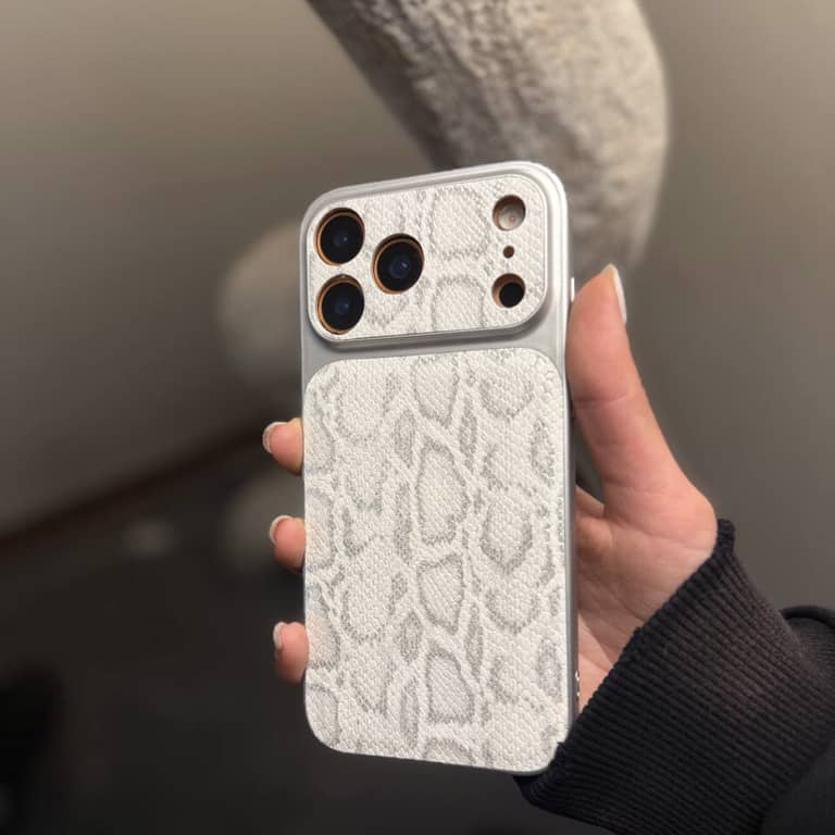 قاب طرح پوست ماری به همراه محافظ دور لنز آیفون